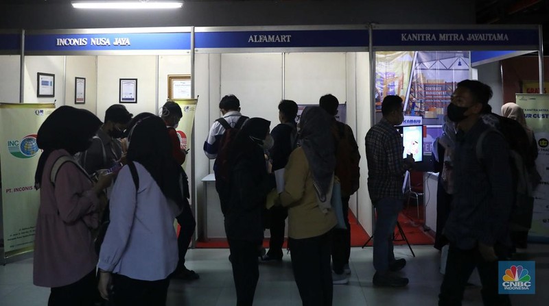 Sejumlah warga mencari lowongan pekerjaan di pameran bursa kerja di Pasaraya Blok M, Jakarta, Kamis, 28/7. Sebanyak 5000 lowongan dari 46 perusahaan hadir untuk membuka karyawan baru. (CNBC Indonesia/Muhammad Sabki)