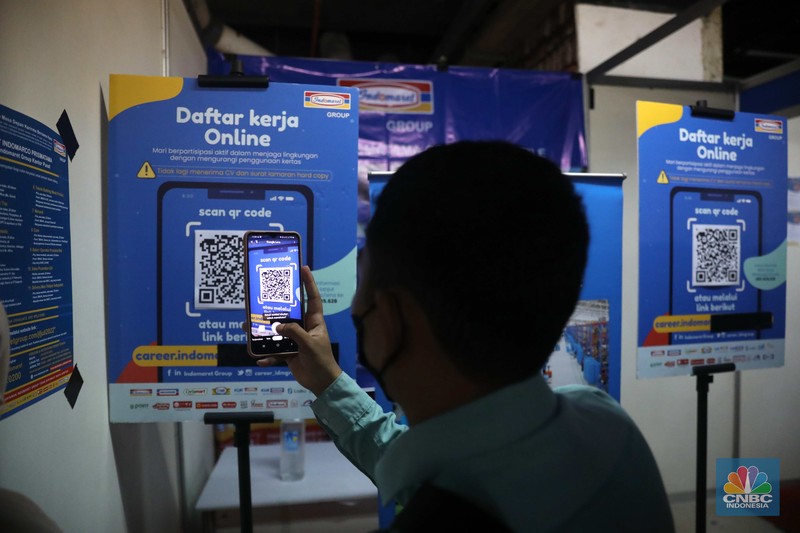 Sejumlah warga mencari lowongan pekerjaan di pameran bursa kerja di Pasaraya Blok M, Jakarta, Kamis, 28/7. Sebanyak 5000 lowongan dari 46 perusahaan hadir untuk membuka karyawan baru. (CNBC Indonesia/Muhammad Sabki)