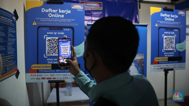 Sejumlah warga mencari lowongan pekerjaan di pameran bursa kerja di Pasaraya Blok M, Jakarta, Kamis, 28/7. Sebanyak 5000 lowongan dari 46 perusahaan hadir untuk membuka karyawan baru. (CNBC Indonesia/Muhammad Sabki)