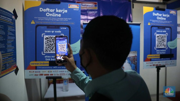 Sejumlah warga mencari lowongan pekerjaan di pameran bursa kerja di Pasaraya Blok M, Jakarta, Kamis, 28/7. Sebanyak 5000 lowongan dari 46 perusahaan hadir untuk membuka karyawan baru. (CNBC Indonesia/Muhammad Sabki) Sejumlah warga mencari lowongan pekerjaan di pameran bursa kerja di Pasaraya Blok M, Jakarta, Kamis, 28/7. Sebanyak 5000 lowongan dari 46 perusahaan hadir untuk membuka karyawan baru. (CNBC Indonesia/Muhammad Sabki)