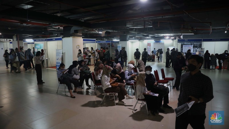 Sejumlah warga mencari lowongan pekerjaan di pameran bursa kerja di Pasaraya Blok M, Jakarta, Kamis, 28/7. Sebanyak 5000 lowongan dari 46 perusahaan hadir untuk membuka karyawan baru. (CNBC Indonesia/Muhammad Sabki)