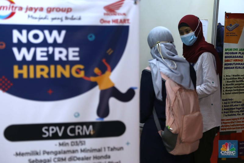 Sejumlah warga mencari lowongan pekerjaan di pameran bursa kerja di Pasaraya Blok M, Jakarta, Kamis, 28/7. Sebanyak 5000 lowongan dari 46 perusahaan hadir untuk membuka karyawan baru. (CNBC Indonesia/Muhammad Sabki) Sejumlah warga mencari lowongan pekerjaan di pameran bursa kerja di Pasaraya Blok M, Jakarta, Kamis, 28/7. Sebanyak 5000 lowongan dari 46 perusahaan hadir untuk membuka karyawan baru. (CNBC Indonesia/Muhammad Sabki)