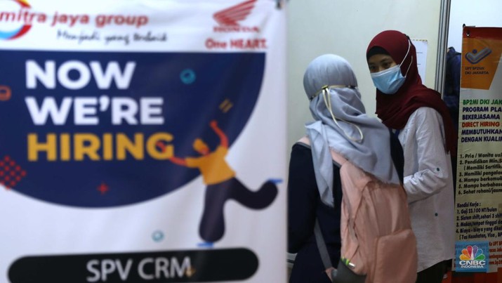Sejumlah warga mencari lowongan pekerjaan di pameran bursa kerja di Pasaraya Blok M, Jakarta, Kamis, 28/7. Sebanyak 5000 lowongan dari 46 perusahaan hadir untuk membuka karyawan baru. (CNBC Indonesia/Muhammad Sabki) Sejumlah warga mencari lowongan pekerjaan di pameran bursa kerja di Pasaraya Blok M, Jakarta, Kamis, 28/7. Sebanyak 5000 lowongan dari 46 perusahaan hadir untuk membuka karyawan baru. (CNBC Indonesia/Muhammad Sabki)