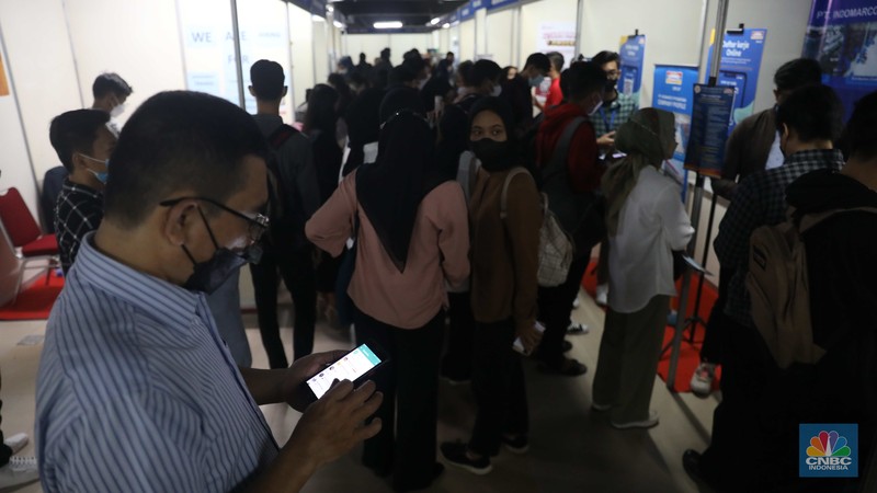 Sejumlah warga mencari lowongan pekerjaan di pameran bursa kerja di Pasaraya Blok M, Jakarta, Kamis, 28/7. Sebanyak 5000 lowongan dari 46 perusahaan hadir untuk membuka karyawan baru. (CNBC Indonesia/Muhammad Sabki)