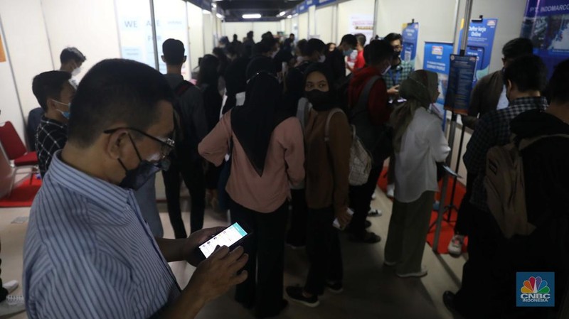 Sejumlah warga mencari lowongan pekerjaan di pameran bursa kerja di Pasaraya Blok M, Jakarta, Kamis, 28/7. Sebanyak 5000 lowongan dari 46 perusahaan hadir untuk membuka karyawan baru. (CNBC Indonesia/Muhammad Sabki)