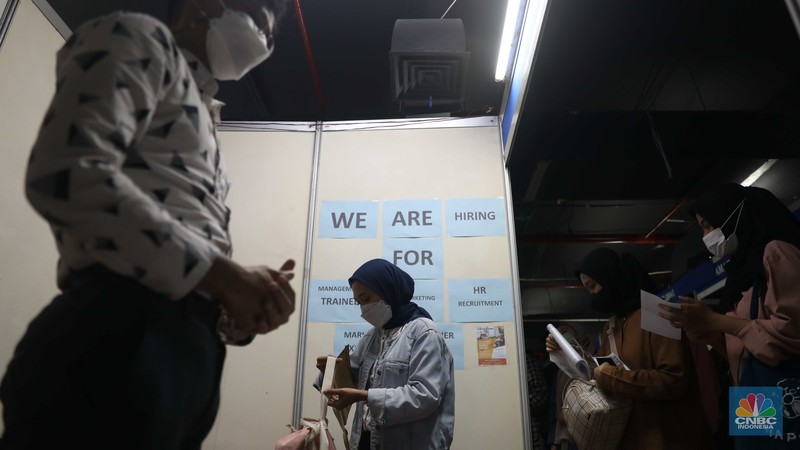 Sejumlah warga mencari lowongan pekerjaan di pameran bursa kerja di Pasaraya Blok M, Jakarta, Kamis, 28/7. Sebanyak 5000 lowongan dari 46 perusahaan hadir untuk membuka karyawan baru. (CNBC Indonesia/Muhammad Sabki) Sejumlah warga mencari lowongan pekerjaan di pameran bursa kerja di Pasaraya Blok M, Jakarta, Kamis, 28/7. Sebanyak 5000 lowongan dari 46 perusahaan hadir untuk membuka karyawan baru. (CNBC Indonesia/Muhammad Sabki)