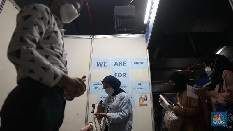 Sejumlah warga mencari lowongan pekerjaan di pameran bursa kerja di Pasaraya Blok M, Jakarta, Kamis, 28/7. Sebanyak 5000 lowongan dari 46 perusahaan hadir untuk membuka karyawan baru. (CNBC Indonesia/Muhammad Sabki)