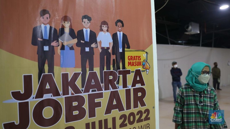 Sejumlah warga mencari lowongan pekerjaan di pameran bursa kerja di Pasaraya Blok M, Jakarta, Kamis, 28/7. Sebanyak 5000 lowongan dari 46 perusahaan hadir untuk membuka karyawan baru. (CNBC Indonesia/Muhammad Sabki)