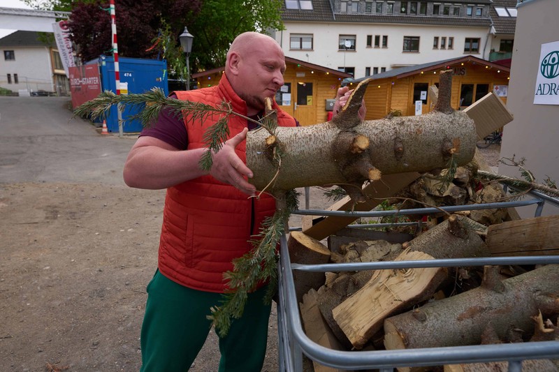 Monique Müller, rimbawan distrik dari August Bier Foundation, mengambil kayu bakar dari sebuah kamp. (dpa/picture alliance via Getty Images)