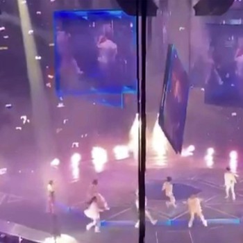 Ngeri! Boyband Ini Tertimpa Layar Raksasa Saat Lagi Konser
