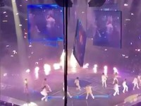 Ngeri! Boyband Ini Tertimpa Layar Raksasa Saat Lagi Konser