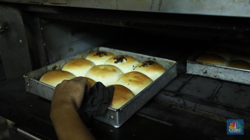 Pekerja menyelesaikan pembuatan di pabrik roti rumahan di kawasan Jakarta, Jumat (29/7/2022).  (CNBC Indonesia/Tri Susilo)