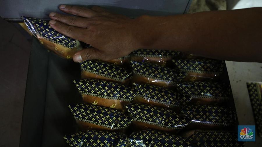 Pekerja menyelesaikan pembuatan di pabrik roti rumahan di kawasan Jakarta, Jumat (29/7/2022).  (CNBC Indonesia/Tri Susilo)