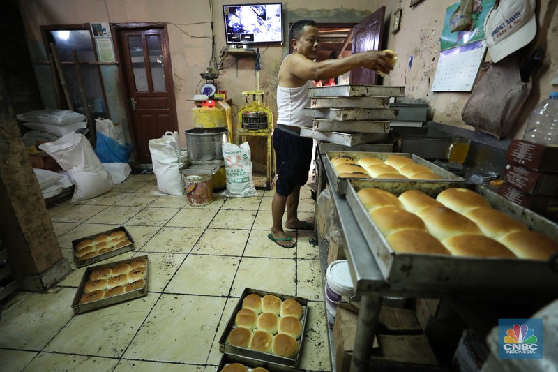 Pekerja menyelesaikan pembuatan di pabrik roti rumahan di kawasan Jakarta, Jumat (29/7/2022). (CNBC Indonesia/Tri Susilo) Pekerja menyelesaikan pembuatan di pabrik roti rumahan di kawasan Jakarta, Jumat (29/7/2022). (CNBC Indonesia/Tri Susilo)