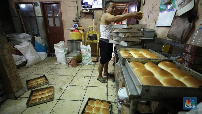 Pekerja menyelesaikan pembuatan di pabrik roti rumahan di kawasan Jakarta, Jumat (29/7/2022).  (CNBC Indonesia/Tri Susilo)
