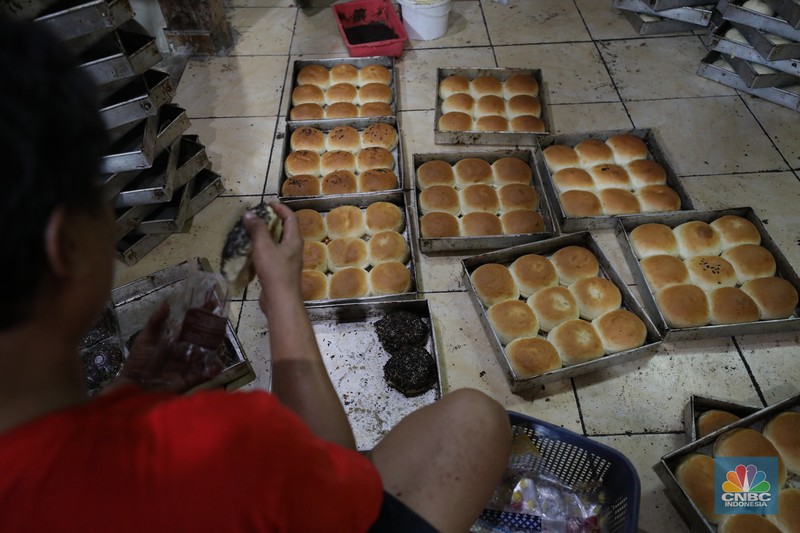 Pekerja menyelesaikan pembuatan di pabrik roti rumahan di kawasan Jakarta, Jumat (29/7/2022).  (CNBC Indonesia/Tri Susilo)
