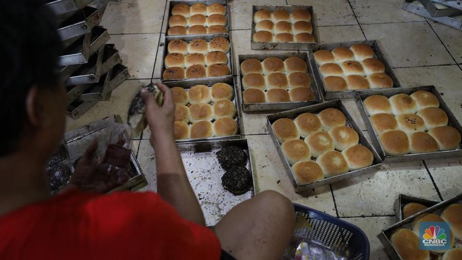 Pekerja menyelesaikan pembuatan di pabrik roti rumahan di kawasan Jakarta, Jumat (29/7/2022).  (CNBC Indonesia/Tri Susilo)