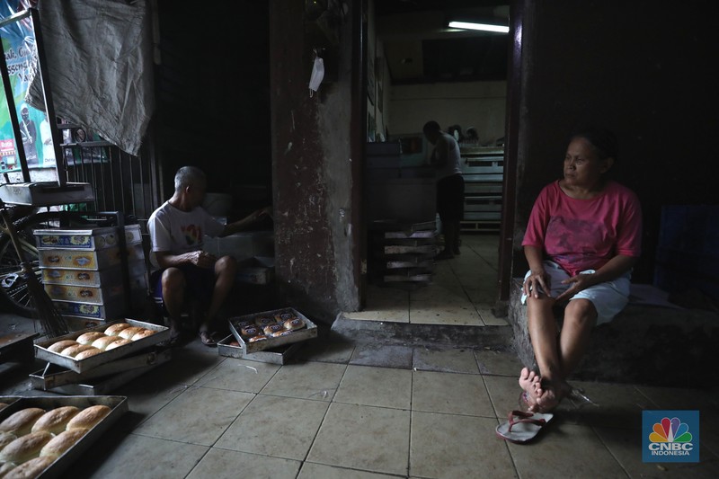 Pekerja menyelesaikan pembuatan di pabrik roti rumahan di kawasan Jakarta, Jumat (29/7/2022). (CNBC Indonesia/Tri Susilo) Pekerja menyelesaikan pembuatan di pabrik roti rumahan di kawasan Jakarta, Jumat (29/7/2022). (CNBC Indonesia/Tri Susilo)