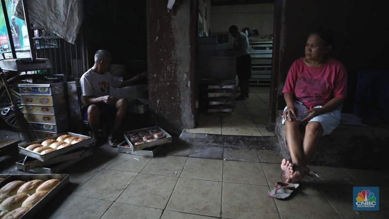 Pekerja menyelesaikan pembuatan di pabrik roti rumahan di kawasan Jakarta, Jumat (29/7/2022).  (CNBC Indonesia/Tri Susilo)