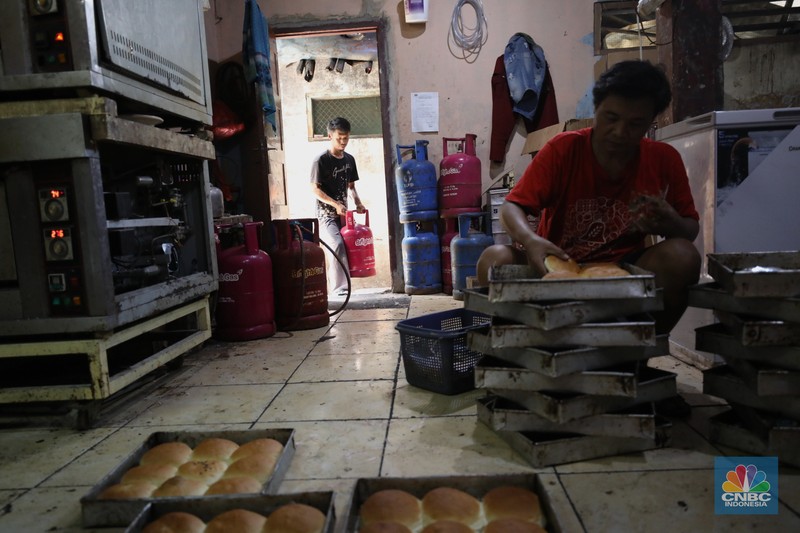 Pekerja menyelesaikan pembuatan di pabrik roti rumahan di kawasan Jakarta, Jumat (29/7/2022). (CNBC Indonesia/Tri Susilo) Pekerja menyelesaikan pembuatan di pabrik roti rumahan di kawasan Jakarta, Jumat (29/7/2022). (CNBC Indonesia/Tri Susilo)