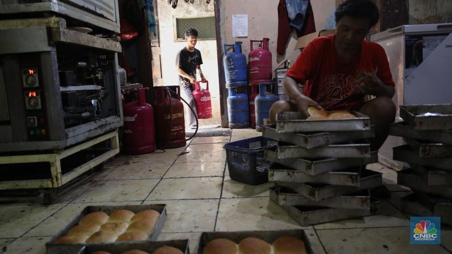 Pekerja menyelesaikan pembuatan di pabrik roti rumahan di kawasan Jakarta, Jumat (29/7/2022).  (CNBC Indonesia/Tri Susilo)