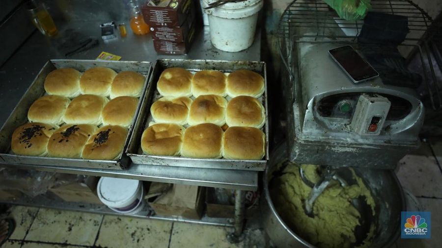 Pekerja menyelesaikan pembuatan di pabrik roti rumahan di kawasan Jakarta, Jumat (29/7/2022).  (CNBC Indonesia/Tri Susilo)