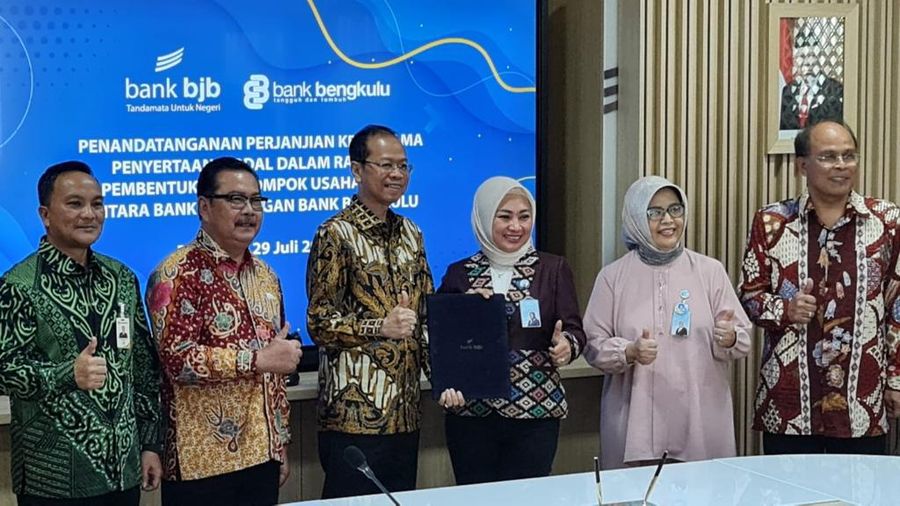 Jajaran direksi bank bjb dan Bang Bengkulu dalam PKS Penyertaan Modal kedua belah pihak di Kantor Pusat bank bjb, Bandung, Jumat (29/7/2022).