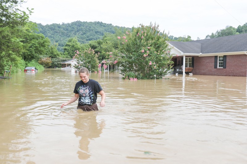 Banjir bandang yang disebabkan oleh hujan lebat melanda Kentucky timur, Amerika Serikat. (via REUTERS/OFFICE OF GOV. ANDY BESHEAR) Banjir bandang yang disebabkan oleh hujan lebat melanda Kentucky timur, Amerika Serikat. (via REUTERS/OFFICE OF GOV. ANDY BESHEAR)