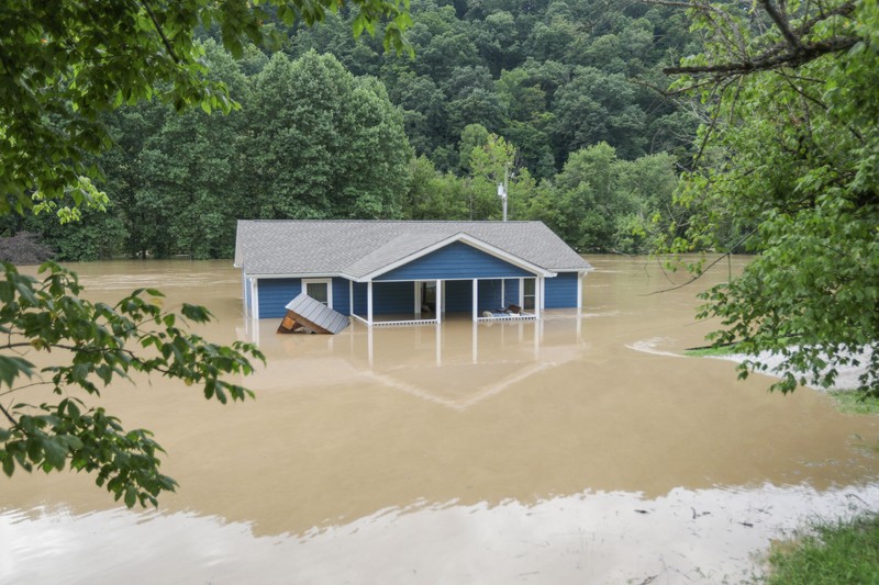 Banjir bandang yang disebabkan oleh hujan lebat melanda Kentucky timur, Amerika Serikat. (via REUTERS/OFFICE OF GOV. ANDY BESHEAR) Banjir bandang yang disebabkan oleh hujan lebat melanda Kentucky timur, Amerika Serikat. (via REUTERS/OFFICE OF GOV. ANDY BESHEAR)