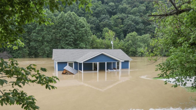 Banjir bandang yang disebabkan oleh hujan lebat melanda Kentucky timur, Amerika Serikat. (via REUTERS/OFFICE OF GOV. ANDY BESHEAR)