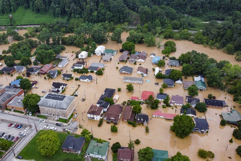 Banjir bandang yang disebabkan oleh hujan lebat melanda Kentucky timur, Amerika Serikat. (via REUTERS/OFFICE OF GOV. ANDY BESHEAR) Banjir bandang yang disebabkan oleh hujan lebat melanda Kentucky timur, Amerika Serikat. (via REUTERS/OFFICE OF GOV. ANDY BESHEAR)