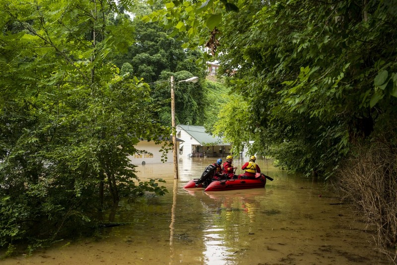 Banjir bandang yang disebabkan oleh hujan lebat melanda Kentucky timur, Amerika Serikat. (via REUTERS/OFFICE OF GOV. ANDY BESHEAR) Banjir bandang yang disebabkan oleh hujan lebat melanda Kentucky timur, Amerika Serikat. (via REUTERS/OFFICE OF GOV. ANDY BESHEAR)