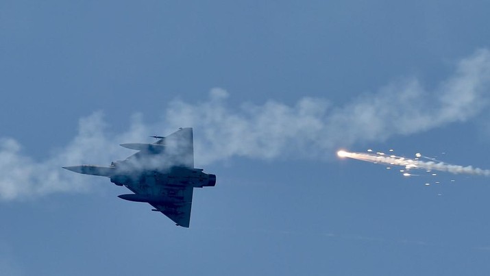 Pasukan militer China menggelar latihan menembak di perairan Taiwan pada Sabtu (30/7) di lepas pulau Pingtan di Provinsi Fujian. (AFP/SAM YEH)