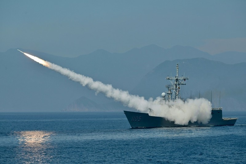 Pasukan militer China menggelar latihan menembak di perairan Taiwan pada Sabtu (30/7) di lepas pulau Pingtan di Provinsi Fujian. (AFP/SAM YEH) Pasukan militer China menggelar latihan menembak di perairan Taiwan pada Sabtu (30/7) di lepas pulau Pingtan di Provinsi Fujian. (AFP/SAM YEH)