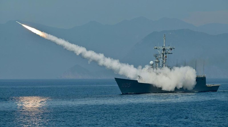 Pasukan militer China menggelar latihan menembak di perairan Taiwan pada Sabtu (30/7) di lepas pulau Pingtan di Provinsi Fujian. (AFP/SAM YEH)