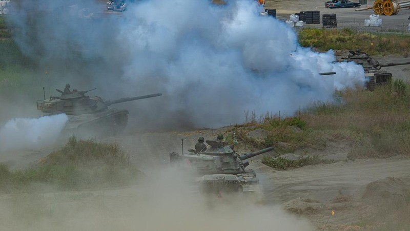 Pasukan militer China menggelar latihan menembak di perairan Taiwan pada Sabtu (30/7) di lepas pulau Pingtan di Provinsi Fujian. (AFP/SAM YEH)