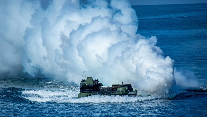 Pasukan militer China menggelar latihan menembak di perairan Taiwan pada Sabtu (30/7) di lepas pulau Pingtan di Provinsi Fujian. (AFP/SAM YEH)