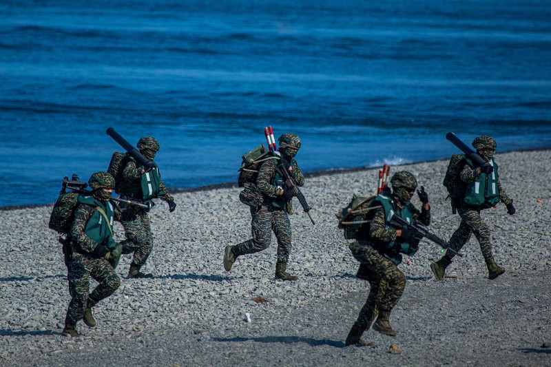Pasukan militer China menggelar latihan menembak di perairan Taiwan pada Sabtu (30/7) di lepas pulau Pingtan di Provinsi Fujian. (AFP/SAM YEH) Pasukan militer China menggelar latihan menembak di perairan Taiwan pada Sabtu (30/7) di lepas pulau Pingtan di Provinsi Fujian. (AFP/SAM YEH)