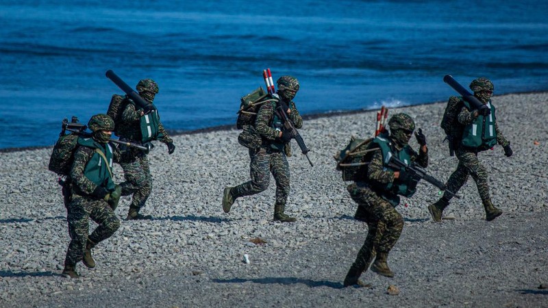 Pasukan militer China menggelar latihan menembak di perairan Taiwan pada Sabtu (30/7) di lepas pulau Pingtan di Provinsi Fujian. (AFP/SAM YEH)