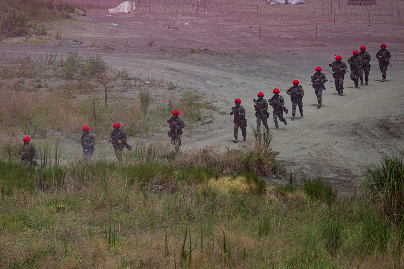 Pasukan militer China menggelar latihan menembak di perairan Taiwan pada Sabtu (30/7) di lepas pulau Pingtan di Provinsi Fujian. (AFP/SAM YEH)