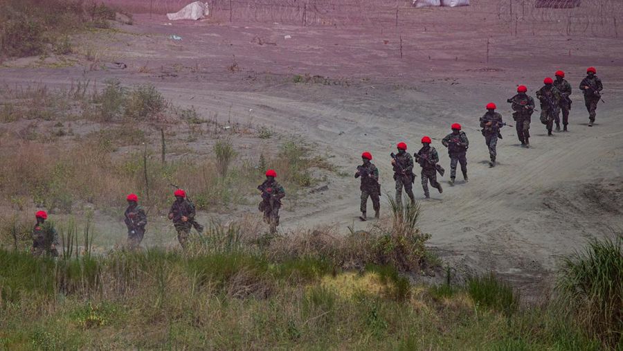 Pasukan militer China menggelar latihan menembak di perairan Taiwan pada Sabtu (30/7) di lepas pulau Pingtan di Provinsi Fujian. (Getty Images/Annabelle Chih)