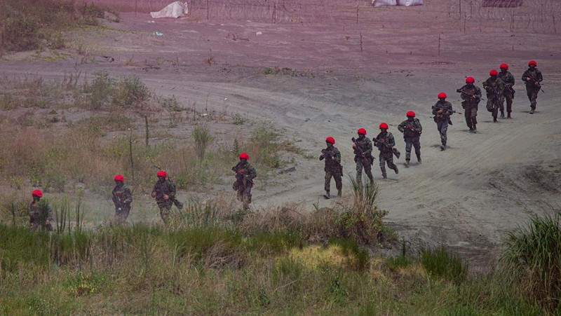 Pasukan militer China menggelar latihan menembak di perairan Taiwan pada Sabtu (30/7) di lepas pulau Pingtan di Provinsi Fujian. (AFP/SAM YEH)