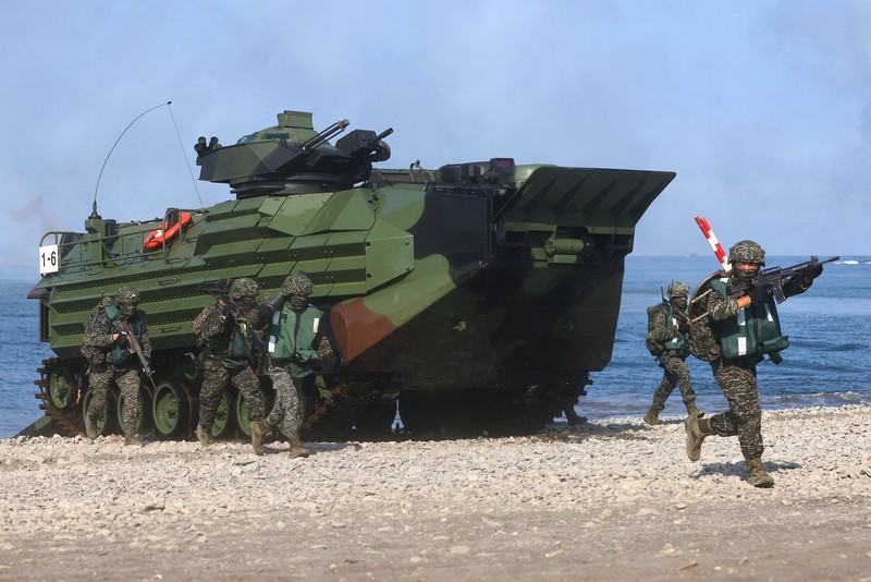 Pasukan militer China menggelar latihan menembak di perairan Taiwan pada Sabtu (30/7) di lepas pulau Pingtan di Provinsi Fujian. (AFP/SAM YEH) Pasukan militer China menggelar latihan menembak di perairan Taiwan pada Sabtu (30/7) di lepas pulau Pingtan di Provinsi Fujian. (AFP/SAM YEH)