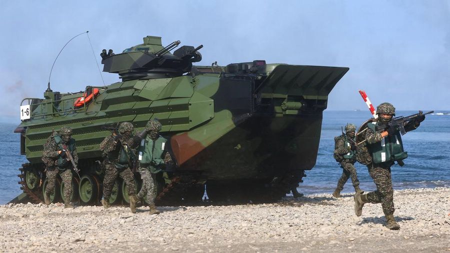 Pasukan militer China menggelar latihan menembak di perairan Taiwan pada Sabtu (30/7) di lepas pulau Pingtan di Provinsi Fujian. (AFP/SAM YEH)