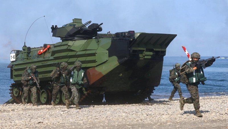 Pasukan militer China menggelar latihan menembak di perairan Taiwan pada Sabtu (30/7) di lepas pulau Pingtan di Provinsi Fujian. (AFP/SAM YEH)