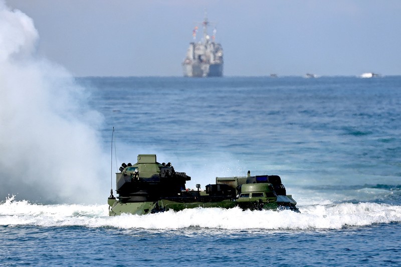 Pasukan militer China menggelar latihan menembak di perairan Taiwan pada Sabtu (30/7) di lepas pulau Pingtan di Provinsi Fujian. (AFP/SAM YEH) Pasukan militer China menggelar latihan menembak di perairan Taiwan pada Sabtu (30/7) di lepas pulau Pingtan di Provinsi Fujian. (AFP/SAM YEH)