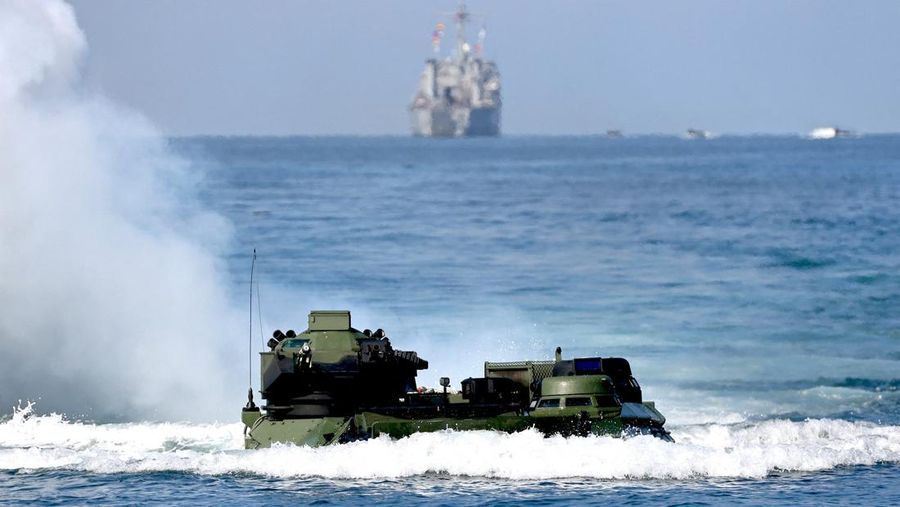 Pasukan militer China menggelar latihan menembak di perairan Taiwan pada Sabtu (30/7) di lepas pulau Pingtan di Provinsi Fujian. (REUTERS/ANN WANG)