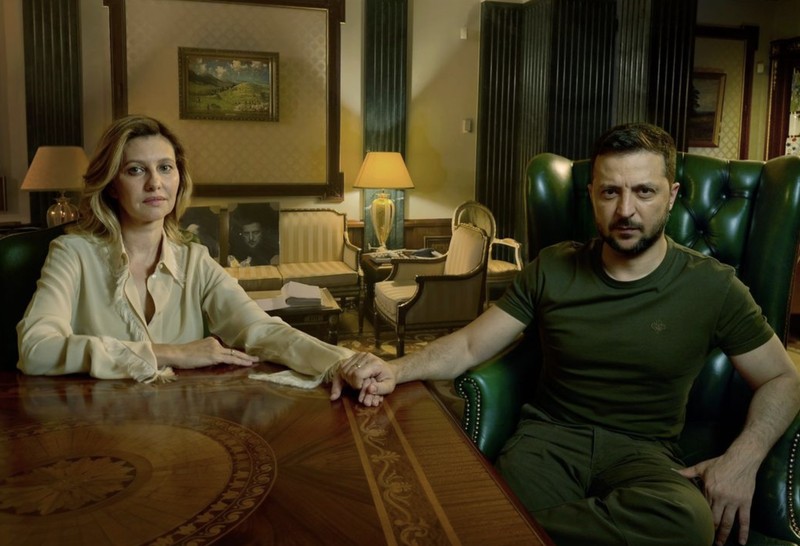 Presiden Ukraina Volodymyr Zelenskyy dan istrinya Olena Zelenska di sampul Vogue. (Tangkapan layar Instagram @voguemagazine) Presiden Ukraina Volodymyr Zelenskyy dan istrinya Olena Zelenska di sampul Vogue. (Tangkapan layar Instagram @voguemagazine)