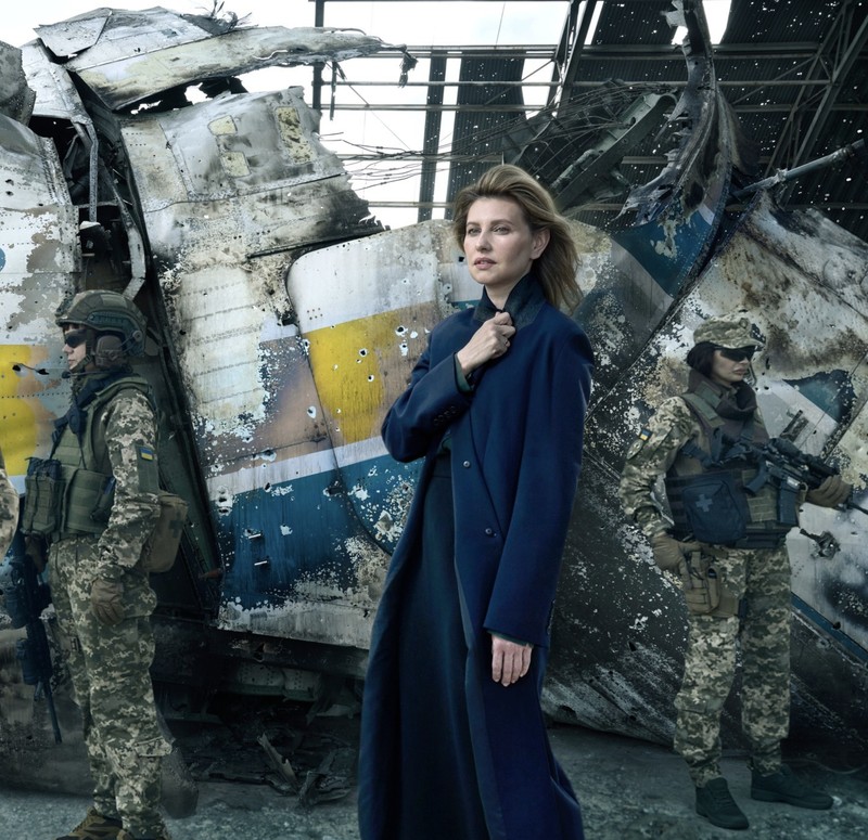 Presiden Ukraina Volodymyr Zelenskyy dan istrinya Olena Zelenska di sampul Vogue. (Tangkapan layar Instagram @voguemagazine)