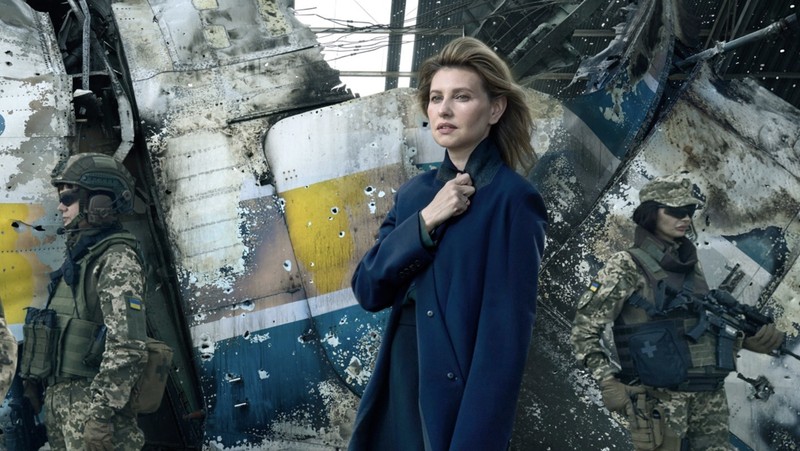 Presiden Ukraina Volodymyr Zelenskyy dan istrinya Olena Zelenska di sampul Vogue. (Tangkapan layar Instagram @voguemagazine)